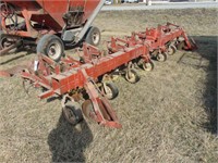 NOBLE 8 ROW CULTIVATOR WITH ROLLING FENDERS