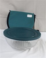 Pyrex portables 4.5 quart covered bowl with