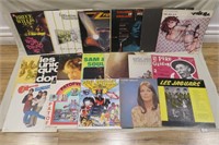 Plusieurs pochettes de disques vinyles vides