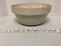 Stoneware mixing bowl 10 in chip