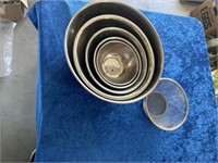 Stainless bowls & strainer