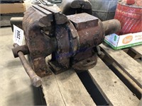 Bench vise w/ 5" jaw