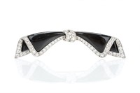 ART DECO PLATINUM AND DIAMOND BOW BROOCH, 10.1g