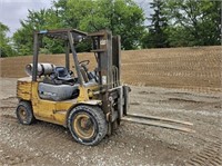 CAT GP35 7000 lb Semi-Pneumatic Forklift