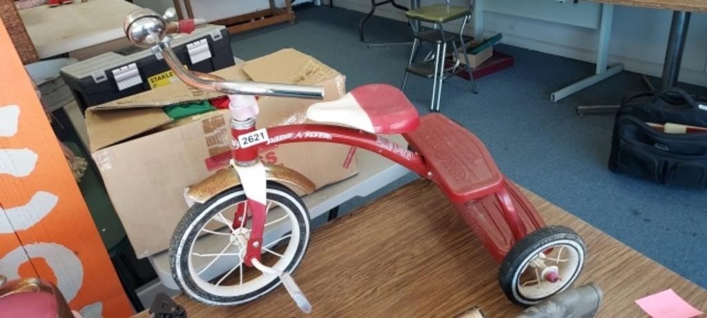 RADIO FLYER TRIKE *ONE TIRE MISSING NUT