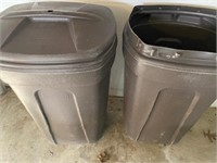 2 Rubbermaid Garbage Cans, 1 w/Lid