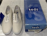 LADIES WHITE KEDS SIZE 6 1/2