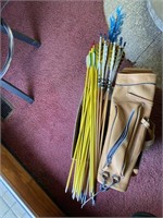 23 WOOD ARROWS WITH POUCH