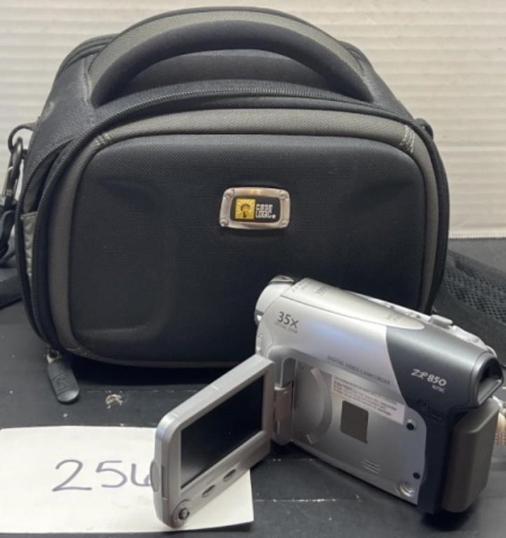 Canon ZR 850 video cam recorder and case