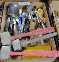 FLAT OF VTG. KITCHEN COOKING UNTENSILS