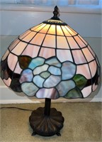 ART GLASS STYLE LAMP W/ PURPLE TONE SHADE