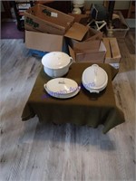 Covered casseroles & ironstone pot