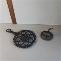 Cast iron trivet with Ring Holder