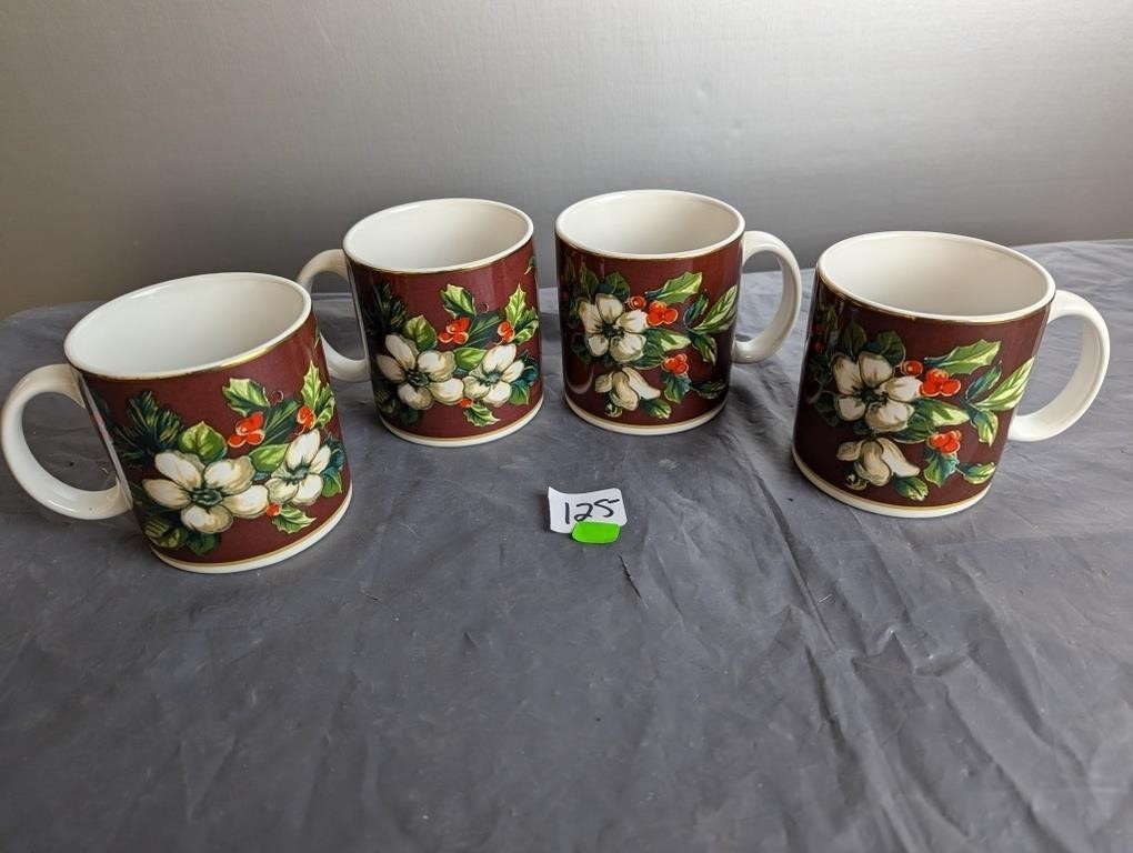 Set of 4 Sakura Christmas Holly Berry Mugs