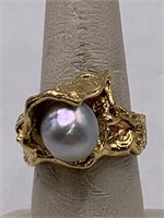 PRETTY PEARL RING W/ BUILT IN RING SIZER