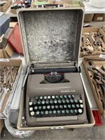 SMITH CORONA TYPEWRITER AND CASE