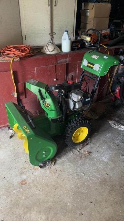 John Deere 827E Briggs and Stratton SnowBlower