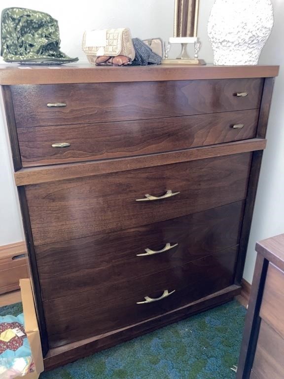 Mid century chest of drawers 36W x 19D, 4