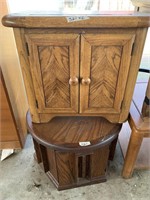 Lot of 2 wooden end tables in good condition