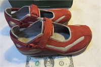 New Women's sz7..5M Red Suede EASTLAND Shoes