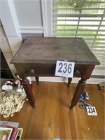 Vintage side table w/drawer