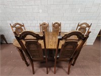 Dinning room table and 6 chairs with leaf