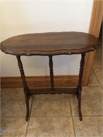 VINTAGE SCALLOPED TOP TABLE 23 INCHES TALL 3
