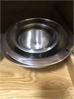 STAINLESS STEEL MIXING BOWLS. 2- TEN CUP WITH