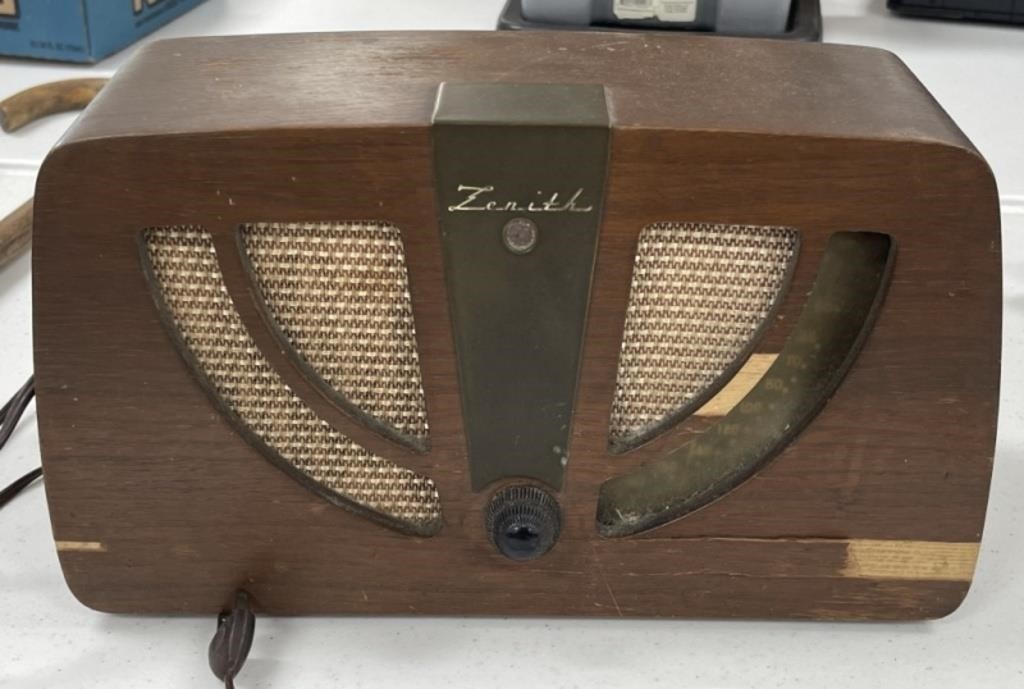 Zenith Table Top Radio