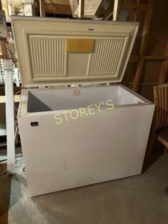 White-Westinghouse Chest Freezer - 4' x 28 x 3'