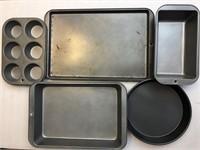 Baking pans / hot mitts / pot holders / etc.