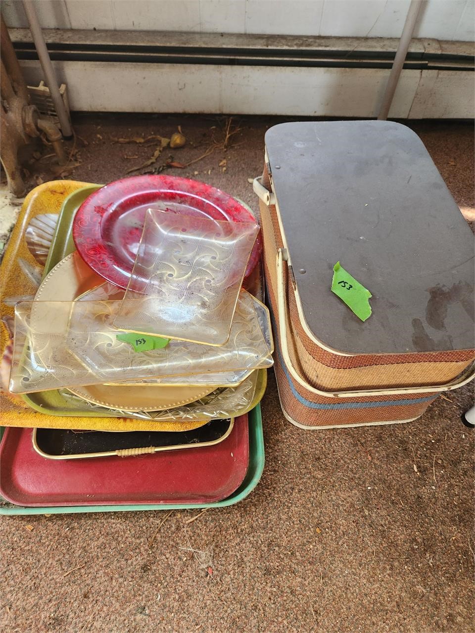 Vtg picnic basket and trays