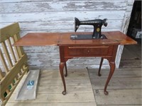Vintage Singer Sewing Machine w/Table