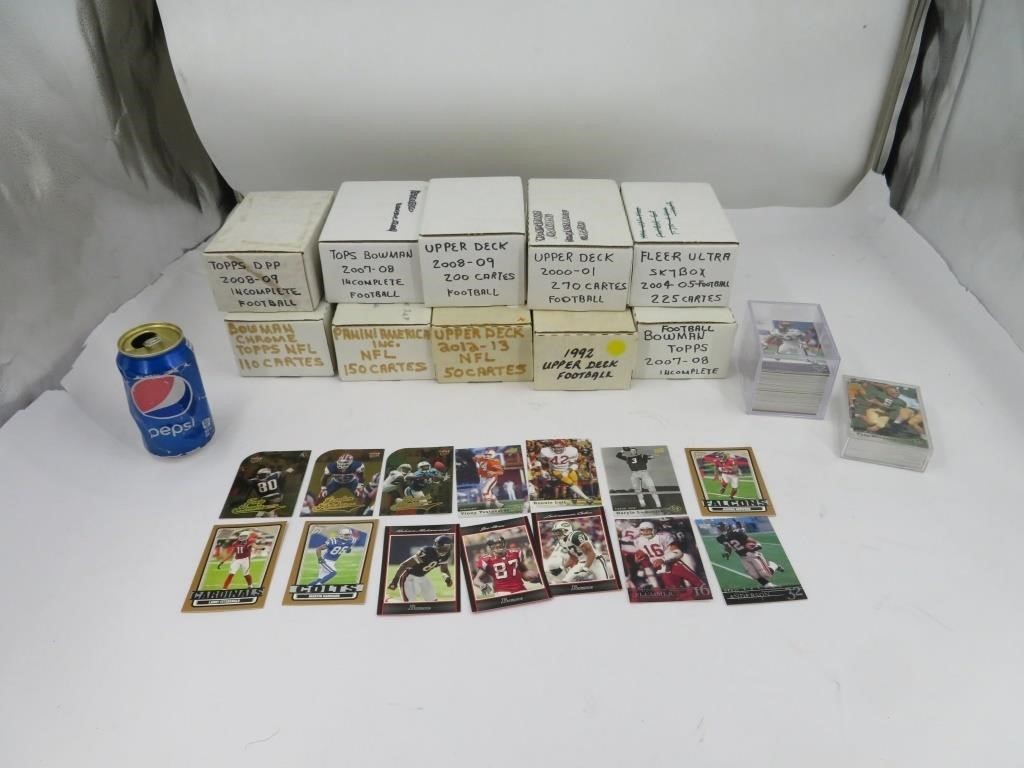 12 boites et boitiers de cartes de Football