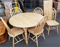 Pine(?) Dining Table w/ 5 Chairs & Leaf