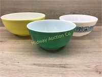 SET OF 3 YELLOW AND GREEN PYREX NESTING BOWLS