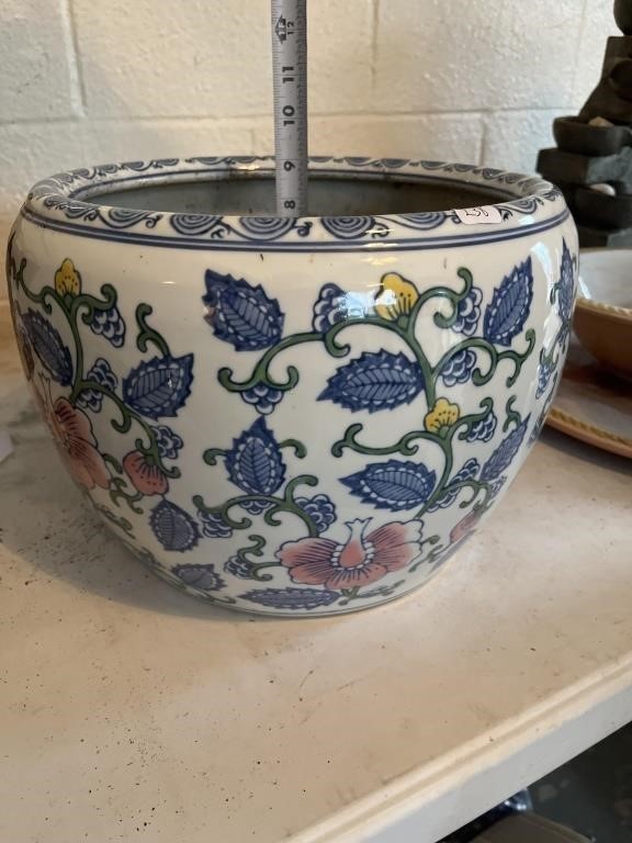 Nice ceramic flower pot gently used.