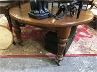 .VICTORIAN CIRCULAR EXTENTION DINING TABLE