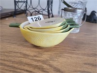 NESTING LEMON MEASURING CUPS