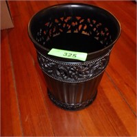 WASTEBASKET W/ TRASH BAGS