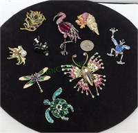 Beautiful lot of ladies brooches and vibrant