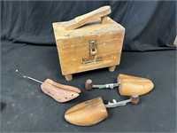 Ronson Shoe Shine Wood Box  w/ Shoe Stretchers
