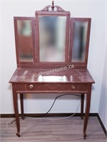 \DRESSER WITH WINGED MIRROR