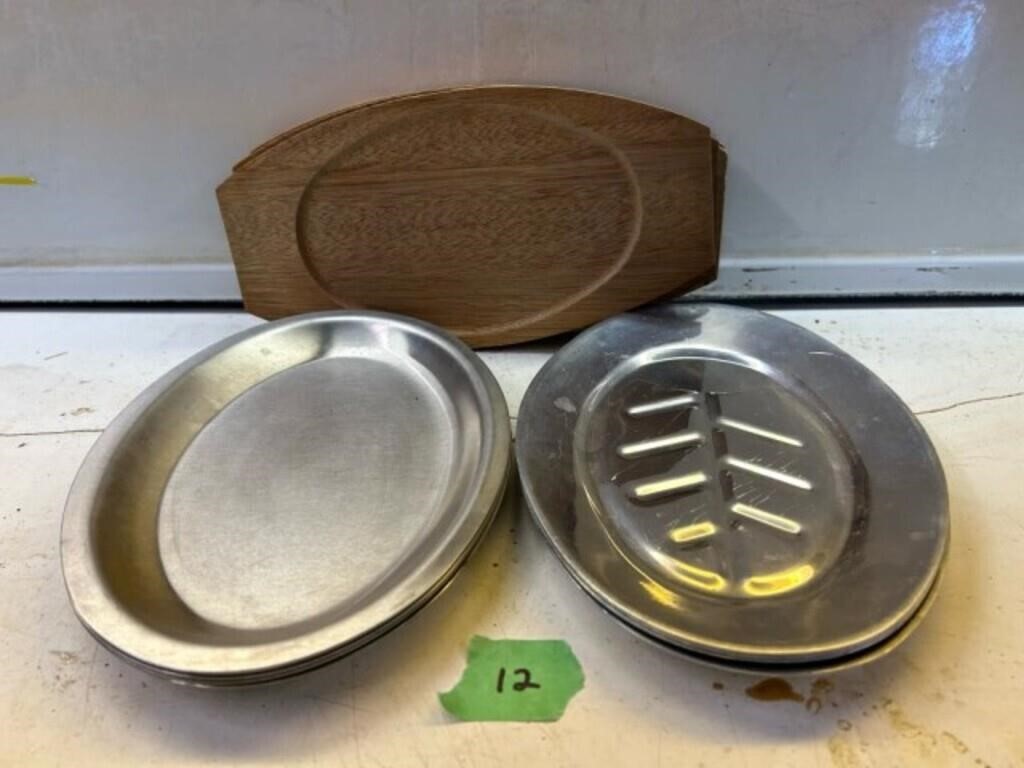 8 steak plates & 4 wooden holders