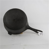 3 QT CAST IRON POT W/ HEAT RING