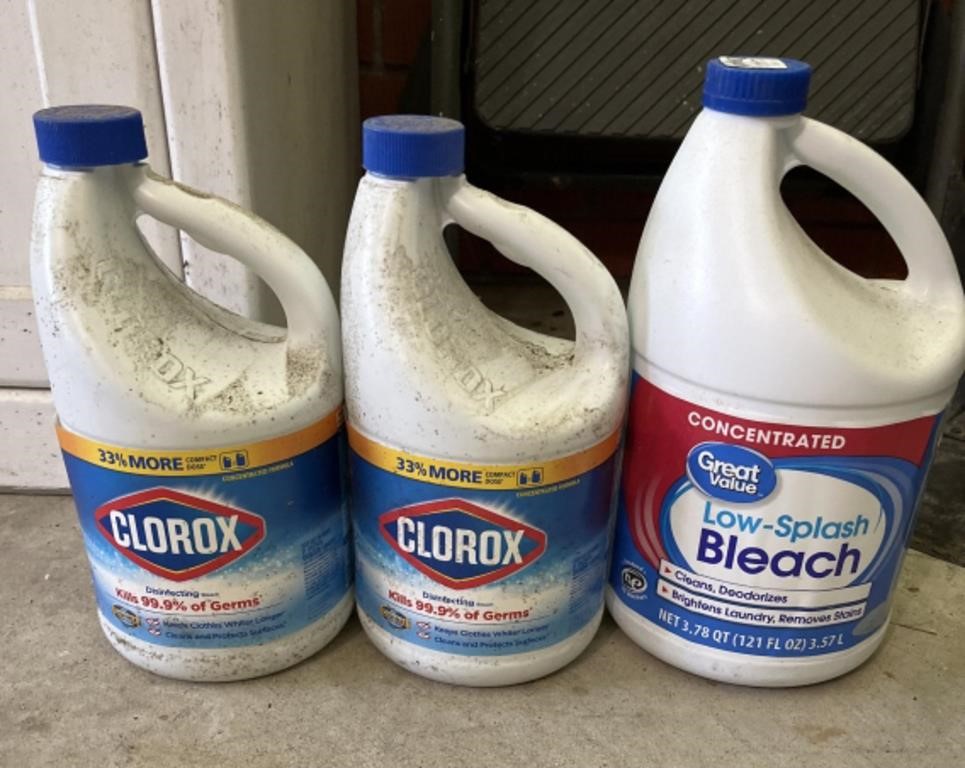 3 bottles of bleach. 2 clorox are full, low splash