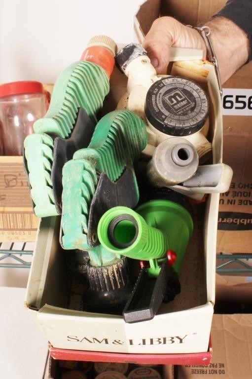 Box Lot: Garage & Garden Items