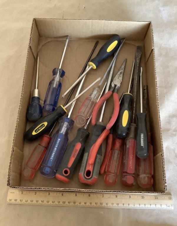 Tool lot w/ screwdrivers