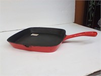 Square cast iron skillet with pour side