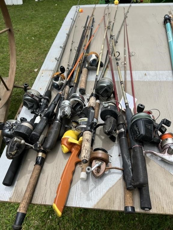 LARGE LOT OF VINTAGE FISHING RODS MANY WITH REELS